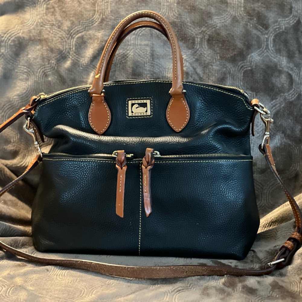 Dooney & Bourke Black Pebble Grain Dillen.